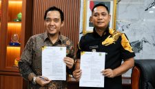 Plt Bupati Bekasi, dr. Asep Surya Atmaja (kanan), bersama Kepala BPJS Kesehatan Cabang Cikarang, Erwin Fadillah, menunjukkan dokumen addendum kerja sama Program Jaminan Kesehatan Nasional (JKN) usai penandatanganan di Kompleks Pemkab Bekasi, Rabu (1/7/2026).