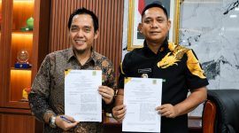Plt Bupati Bekasi, dr. Asep Surya Atmaja (kanan), bersama Kepala BPJS Kesehatan Cabang Cikarang, Erwin Fadillah, menunjukkan dokumen addendum kerja sama Program Jaminan Kesehatan Nasional (JKN) usai penandatanganan di Kompleks Pemkab Bekasi, Rabu (1/7/2026).