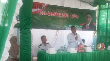 Wakil Ketua Komisi III DPRD Kota Bekasi, Alit Jamaludin, saat menggelar Reses Masa Persidangan II di RW 007, Kelurahan Duren Jaya, Kecamatan Bekasi Timur, Rabu (8/7/2026). Dalam reses tersebut, Alit mengajak generasi muda berani berwirausaha sekaligus menyerap aspirasi warga terkait drainase, Posyandu, dan sarana olahraga.
