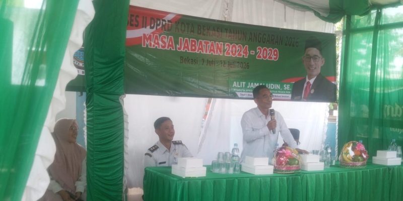 Wakil Ketua Komisi III DPRD Kota Bekasi, Alit Jamaludin, saat menggelar Reses Masa Persidangan II di RW 007, Kelurahan Duren Jaya, Kecamatan Bekasi Timur, Rabu (8/7/2026). Dalam reses tersebut, Alit mengajak generasi muda berani berwirausaha sekaligus menyerap aspirasi warga terkait drainase, Posyandu, dan sarana olahraga.