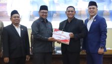 Plt. Bupati Bekasi Asep Surya Atmaja bersama Ketua DPRD Kabupaten Bekasi Ade Sukron menghadiri Rapat Paripurna DPRD Kabupaten Bekasi di Cikarang Pusat, Kamis (2/7/2026). Paripurna tersebut membahas penyampaian tiga Raperda, termasuk Raperda Kepariwisataan, Desa, dan Pertanggungjawaban APBD 2025. FOTO: Endar Bachtiar/Diskominfosantik.