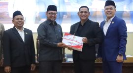 Plt. Bupati Bekasi Asep Surya Atmaja bersama Ketua DPRD Kabupaten Bekasi Ade Sukron menghadiri Rapat Paripurna DPRD Kabupaten Bekasi di Cikarang Pusat, Kamis (2/7/2026). Paripurna tersebut membahas penyampaian tiga Raperda, termasuk Raperda Kepariwisataan, Desa, dan Pertanggungjawaban APBD 2025. FOTO: Endar Bachtiar/Diskominfosantik.
