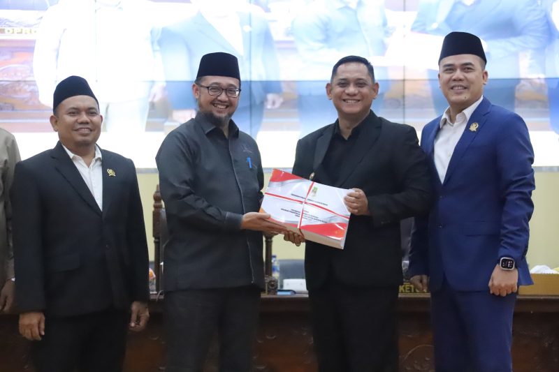 Plt. Bupati Bekasi Asep Surya Atmaja bersama Ketua DPRD Kabupaten Bekasi Ade Sukron menghadiri Rapat Paripurna DPRD Kabupaten Bekasi di Cikarang Pusat, Kamis (2/7/2026). Paripurna tersebut membahas penyampaian tiga Raperda, termasuk Raperda Kepariwisataan, Desa, dan Pertanggungjawaban APBD 2025. FOTO: Endar Bachtiar/Diskominfosantik.