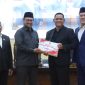 Plt. Bupati Bekasi Asep Surya Atmaja bersama Ketua DPRD Kabupaten Bekasi Ade Sukron menghadiri Rapat Paripurna DPRD Kabupaten Bekasi di Cikarang Pusat, Kamis (2/7/2026). Paripurna tersebut membahas penyampaian tiga Raperda, termasuk Raperda Kepariwisataan, Desa, dan Pertanggungjawaban APBD 2025. FOTO: Endar Bachtiar/Diskominfosantik.