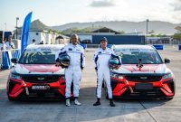 Dua unit Geely Coolray versi balap asal Tiongkok bersama pebalap otomotif Fitra Eri (kiri) dan Ziko Harnadi tampil di Mandalika International Circuit, Lombok, dalam rangkaian Geely Refining Tomorrow. Kehadiran racing unit ini menjadi ajang pembuktian performa, handling, dan stabilitas Geely Coolray sebelum resmi dipasarkan di Indonesia.