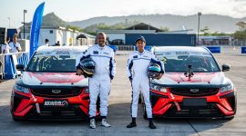 Dua unit Geely Coolray versi balap asal Tiongkok bersama pebalap otomotif Fitra Eri (kiri) dan Ziko Harnadi tampil di Mandalika International Circuit, Lombok, dalam rangkaian Geely Refining Tomorrow. Kehadiran racing unit ini menjadi ajang pembuktian performa, handling, dan stabilitas Geely Coolray sebelum resmi dipasarkan di Indonesia.