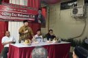 Anggota DPRD Kota Bekasi, Gilang Esa Mohamad, menyerap aspirasi warga saat kegiatan reses di RW 006A, Kelurahan Jakasampurna, Kecamatan Bekasi Barat, Selasa (7/7/2026). Dalam pertemuan tersebut, warga mengusulkan pembangunan puskesmas, penanganan banjir, serta penambahan penerangan jalan umum (PJU) sebagai kebutuhan prioritas di wilayah mereka.