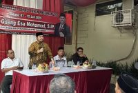 Anggota DPRD Kota Bekasi, Gilang Esa Mohamad, menyerap aspirasi warga saat kegiatan reses di RW 006A, Kelurahan Jakasampurna, Kecamatan Bekasi Barat, Selasa (7/7/2026). Dalam pertemuan tersebut, warga mengusulkan pembangunan puskesmas, penanganan banjir, serta penambahan penerangan jalan umum (PJU) sebagai kebutuhan prioritas di wilayah mereka.