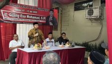 Anggota DPRD Kota Bekasi, Gilang Esa Mohamad, menyerap aspirasi warga saat kegiatan reses di RW 006A, Kelurahan Jakasampurna, Kecamatan Bekasi Barat, Selasa (7/7/2026). Dalam pertemuan tersebut, warga mengusulkan pembangunan puskesmas, penanganan banjir, serta penambahan penerangan jalan umum (PJU) sebagai kebutuhan prioritas di wilayah mereka.