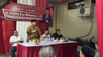 Anggota DPRD Kota Bekasi, Gilang Esa Mohamad, menyerap aspirasi warga saat kegiatan reses di RW 006A, Kelurahan Jakasampurna, Kecamatan Bekasi Barat, Selasa (7/7/2026). Dalam pertemuan tersebut, warga mengusulkan pembangunan puskesmas, penanganan banjir, serta penambahan penerangan jalan umum (PJU) sebagai kebutuhan prioritas di wilayah mereka.