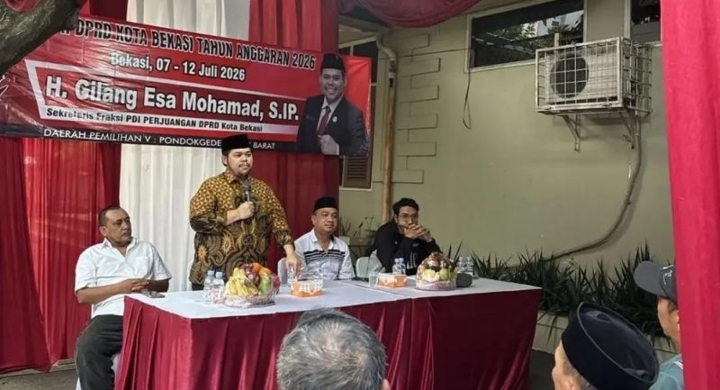 Anggota DPRD Kota Bekasi, Gilang Esa Mohamad, menyerap aspirasi warga saat kegiatan reses di RW 006A, Kelurahan Jakasampurna, Kecamatan Bekasi Barat, Selasa (7/7/2026). Dalam pertemuan tersebut, warga mengusulkan pembangunan puskesmas, penanganan banjir, serta penambahan penerangan jalan umum (PJU) sebagai kebutuhan prioritas di wilayah mereka.