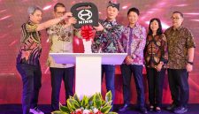 PT Hino Motors Sales Indonesia (HMSI) bersama PT Indomobil Prima Niaga (IPN) meresmikan dealer 3S Hino Banyuwangi di Jalan Raya Jember KM 7, Banyuwangi, Jawa Timur, untuk memperkuat layanan penjualan, servis, dan suku cadang bagi pelanggan kendaraan niaga.