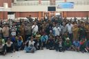 Ratusan petani dari berbagai wilayah di Kabupaten Bekasi berfoto bersama Plt Bupati Bekasi Asep Surya Atmaja, jajaran Forkopimda, dan kepala perangkat daerah usai audiensi membahas krisis air irigasi dan penanganan kekeringan di Aula Gedung Wibawa Mukti, Cikarang Pusat, Senin (27/7/2026). 