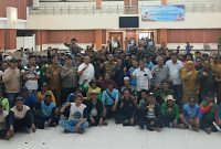 Ratusan petani dari berbagai wilayah di Kabupaten Bekasi berfoto bersama Plt Bupati Bekasi Asep Surya Atmaja, jajaran Forkopimda, dan kepala perangkat daerah usai audiensi membahas krisis air irigasi dan penanganan kekeringan di Aula Gedung Wibawa Mukti, Cikarang Pusat, Senin (27/7/2026). 