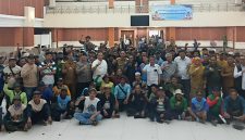 Ratusan petani dari berbagai wilayah di Kabupaten Bekasi berfoto bersama Plt Bupati Bekasi Asep Surya Atmaja, jajaran Forkopimda, dan kepala perangkat daerah usai audiensi membahas krisis air irigasi dan penanganan kekeringan di Aula Gedung Wibawa Mukti, Cikarang Pusat, Senin (27/7/2026). 