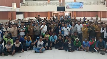 Ratusan petani dari berbagai wilayah di Kabupaten Bekasi berfoto bersama Plt Bupati Bekasi Asep Surya Atmaja, jajaran Forkopimda, dan kepala perangkat daerah usai audiensi membahas krisis air irigasi dan penanganan kekeringan di Aula Gedung Wibawa Mukti, Cikarang Pusat, Senin (27/7/2026). 