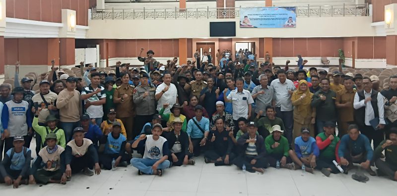 Ratusan petani dari berbagai wilayah di Kabupaten Bekasi berfoto bersama Plt Bupati Bekasi Asep Surya Atmaja, jajaran Forkopimda, dan kepala perangkat daerah usai audiensi membahas krisis air irigasi dan penanganan kekeringan di Aula Gedung Wibawa Mukti, Cikarang Pusat, Senin (27/7/2026). 