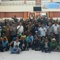 Ratusan petani dari berbagai wilayah di Kabupaten Bekasi berfoto bersama Plt Bupati Bekasi Asep Surya Atmaja, jajaran Forkopimda, dan kepala perangkat daerah usai audiensi membahas krisis air irigasi dan penanganan kekeringan di Aula Gedung Wibawa Mukti, Cikarang Pusat, Senin (27/7/2026). 
