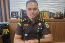 Kepala Seksi Intelijen Kejaksaan Negeri Kota Bekasi, Ryan Anugrah, menyampaikan keterangan terkait perkembangan penyidikan dugaan pungutan liar dalam pengadaan dan pengelolaan fasilitas MCK di Pasar Bantargebang. Foto: Istimewa.
