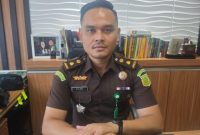 Kepala Seksi Intelijen Kejaksaan Negeri Kota Bekasi, Ryan Anugrah, menyampaikan keterangan terkait perkembangan penyidikan dugaan pungutan liar dalam pengadaan dan pengelolaan fasilitas MCK di Pasar Bantargebang. Foto: Istimewa.