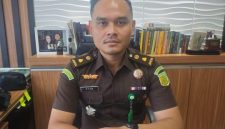 Kepala Seksi Intelijen Kejaksaan Negeri Kota Bekasi, Ryan Anugrah, menyampaikan keterangan terkait perkembangan penyidikan dugaan pungutan liar dalam pengadaan dan pengelolaan fasilitas MCK di Pasar Bantargebang. Foto: Istimewa.