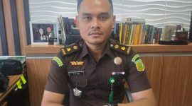 Kepala Seksi Intelijen Kejaksaan Negeri Kota Bekasi, Ryan Anugrah, menyampaikan keterangan terkait perkembangan penyidikan dugaan pungutan liar dalam pengadaan dan pengelolaan fasilitas MCK di Pasar Bantargebang. Foto: Istimewa.