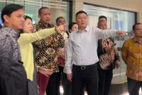 Wali Kota Bekasi Tri Adhianto bersama jajaran Pemerintah Kota Bekasi dan DPRD Kota Bekasi saat melakukan pembahasan teknis terkait percepatan pembangunan Pengolahan Sampah menjadi Energi Listrik (PSEL) bersama Wangneng Environment di Huzhou, Zhejiang, China. Pertemuan tersebut membahas kesiapan infrastruktur, perizinan, serta langkah strategis sebelum proyek memasuki tahap konstruksi.