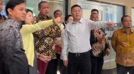 Wali Kota Bekasi Tri Adhianto bersama jajaran Pemerintah Kota Bekasi dan DPRD Kota Bekasi saat melakukan pembahasan teknis terkait percepatan pembangunan Pengolahan Sampah menjadi Energi Listrik (PSEL) bersama Wangneng Environment di Huzhou, Zhejiang, China. Pertemuan tersebut membahas kesiapan infrastruktur, perizinan, serta langkah strategis sebelum proyek memasuki tahap konstruksi.