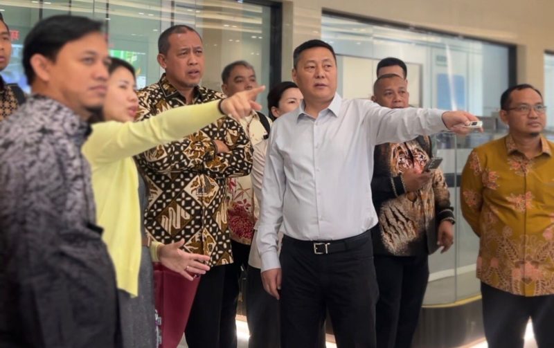 Wali Kota Bekasi Tri Adhianto bersama jajaran Pemerintah Kota Bekasi dan DPRD Kota Bekasi saat melakukan pembahasan teknis terkait percepatan pembangunan Pengolahan Sampah menjadi Energi Listrik (PSEL) bersama Wangneng Environment di Huzhou, Zhejiang, China. Pertemuan tersebut membahas kesiapan infrastruktur, perizinan, serta langkah strategis sebelum proyek memasuki tahap konstruksi.