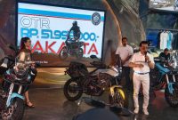 PT Benelli Motor Indonesia resmi memperkenalkan Morbidelli T250X dalam ajang Jakarta Fair Kemayoran (JFK) 2026. Tampak jajaran manajemen dan tamu undangan berfoto bersama motor adventure terbaru bergaya rally yang menawarkan bobot ringan, performa 250 cc, serta konsep siap menjelajah berbagai medan.