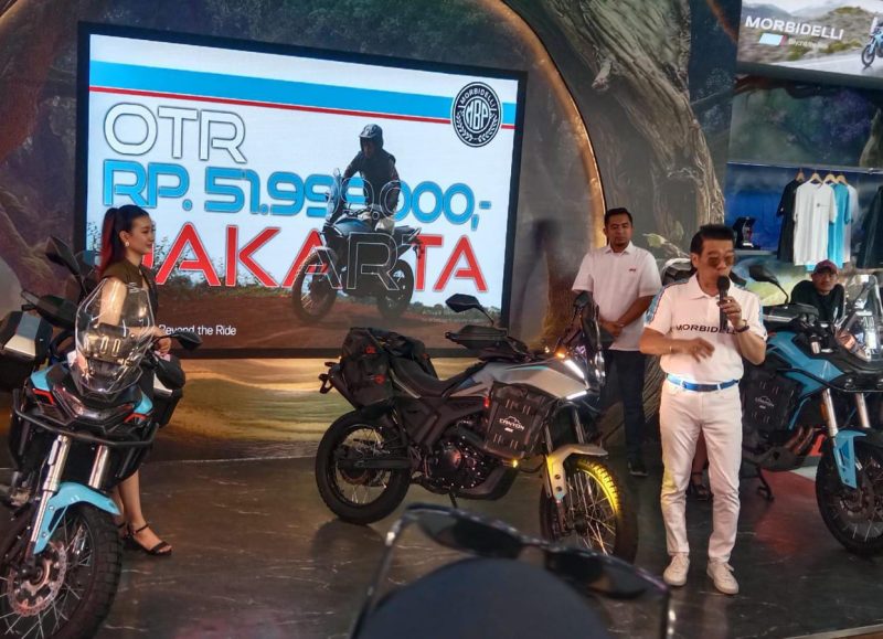 PT Benelli Motor Indonesia resmi memperkenalkan Morbidelli T250X dalam ajang Jakarta Fair Kemayoran (JFK) 2026. Tampak jajaran manajemen dan tamu undangan berfoto bersama motor adventure terbaru bergaya rally yang menawarkan bobot ringan, performa 250 cc, serta konsep siap menjelajah berbagai medan.