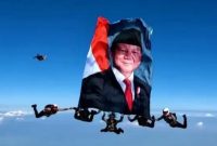 Atraksi penerjun Polri saat peringatan HUT Bhayangkara ke-80 di Cikeas, Bogor, Rabu (1/7/2026). Para personel menampilkan formasi udara spektakuler dengan membentangkan atribut bergambar Presiden Prabowo Subianto sebagai bagian dari rangkaian pertunjukan. (Foto: Istimewa)