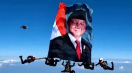 Atraksi penerjun Polri saat peringatan HUT Bhayangkara ke-80 di Cikeas, Bogor, Rabu (1/7/2026). Para personel menampilkan formasi udara spektakuler dengan membentangkan atribut bergambar Presiden Prabowo Subianto sebagai bagian dari rangkaian pertunjukan. (Foto: Istimewa)