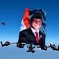 Atraksi penerjun Polri saat peringatan HUT Bhayangkara ke-80 di Cikeas, Bogor, Rabu (1/7/2026). Para personel menampilkan formasi udara spektakuler dengan membentangkan atribut bergambar Presiden Prabowo Subianto sebagai bagian dari rangkaian pertunjukan. (Foto: Istimewa)