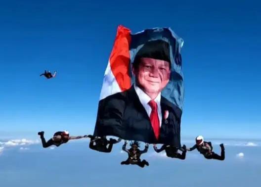 Atraksi penerjun Polri saat peringatan HUT Bhayangkara ke-80 di Cikeas, Bogor, Rabu (1/7/2026). Para personel menampilkan formasi udara spektakuler dengan membentangkan atribut bergambar Presiden Prabowo Subianto sebagai bagian dari rangkaian pertunjukan. (Foto: Istimewa)