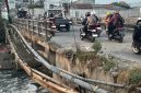 Kondisi Jembatan CBL yang menghubungkan Desa Kalijaya, Cikarang Barat, dan Desa Sukajaya, Cibitung, Kabupaten Bekasi. Sejumlah bagian jembatan tampak mengalami kerusakan, mulai dari besi pengaman yang berkarat hingga permukaan jalan yang menurun kualitasnya. Warga berharap pemerintah segera melakukan perbaikan terhadap akses vital yang telah digunakan sejak era 1980-an tersebut.