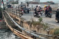 Kondisi Jembatan CBL yang menghubungkan Desa Kalijaya, Cikarang Barat, dan Desa Sukajaya, Cibitung, Kabupaten Bekasi. Sejumlah bagian jembatan tampak mengalami kerusakan, mulai dari besi pengaman yang berkarat hingga permukaan jalan yang menurun kualitasnya. Warga berharap pemerintah segera melakukan perbaikan terhadap akses vital yang telah digunakan sejak era 1980-an tersebut.