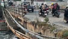 Kondisi Jembatan CBL yang menghubungkan Desa Kalijaya, Cikarang Barat, dan Desa Sukajaya, Cibitung, Kabupaten Bekasi. Sejumlah bagian jembatan tampak mengalami kerusakan, mulai dari besi pengaman yang berkarat hingga permukaan jalan yang menurun kualitasnya. Warga berharap pemerintah segera melakukan perbaikan terhadap akses vital yang telah digunakan sejak era 1980-an tersebut.