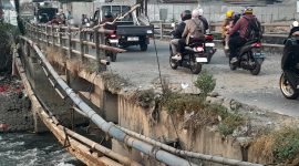 Kondisi Jembatan CBL yang menghubungkan Desa Kalijaya, Cikarang Barat, dan Desa Sukajaya, Cibitung, Kabupaten Bekasi. Sejumlah bagian jembatan tampak mengalami kerusakan, mulai dari besi pengaman yang berkarat hingga permukaan jalan yang menurun kualitasnya. Warga berharap pemerintah segera melakukan perbaikan terhadap akses vital yang telah digunakan sejak era 1980-an tersebut.