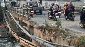 Kondisi Jembatan CBL yang menghubungkan Desa Kalijaya, Cikarang Barat, dan Desa Sukajaya, Cibitung, Kabupaten Bekasi. Sejumlah bagian jembatan tampak mengalami kerusakan, mulai dari besi pengaman yang berkarat hingga permukaan jalan yang menurun kualitasnya. Warga berharap pemerintah segera melakukan perbaikan terhadap akses vital yang telah digunakan sejak era 1980-an tersebut.
