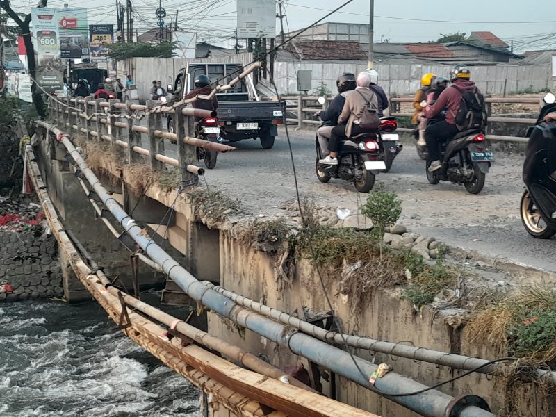 Kondisi Jembatan CBL yang menghubungkan Desa Kalijaya, Cikarang Barat, dan Desa Sukajaya, Cibitung, Kabupaten Bekasi. Sejumlah bagian jembatan tampak mengalami kerusakan, mulai dari besi pengaman yang berkarat hingga permukaan jalan yang menurun kualitasnya. Warga berharap pemerintah segera melakukan perbaikan terhadap akses vital yang telah digunakan sejak era 1980-an tersebut.