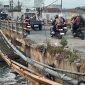 Kondisi Jembatan CBL yang menghubungkan Desa Kalijaya, Cikarang Barat, dan Desa Sukajaya, Cibitung, Kabupaten Bekasi. Sejumlah bagian jembatan tampak mengalami kerusakan, mulai dari besi pengaman yang berkarat hingga permukaan jalan yang menurun kualitasnya. Warga berharap pemerintah segera melakukan perbaikan terhadap akses vital yang telah digunakan sejak era 1980-an tersebut.
