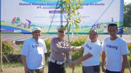 PT Jasamarga Transjawa Tol (JTT) melakukan penanaman 300 pohon di sejumlah ruas Jalan Tol Trans Jawa sebagai bagian dari program pelestarian lingkungan dan komitmen menghadirkan infrastruktur berkelanjutan. 