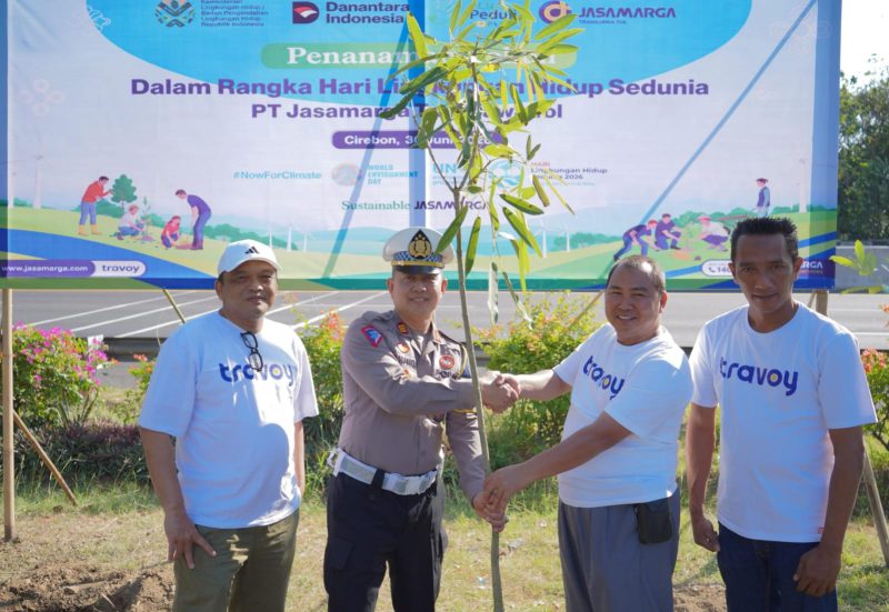PT Jasamarga Transjawa Tol (JTT) melakukan penanaman 300 pohon di sejumlah ruas Jalan Tol Trans Jawa sebagai bagian dari program pelestarian lingkungan dan komitmen menghadirkan infrastruktur berkelanjutan. 