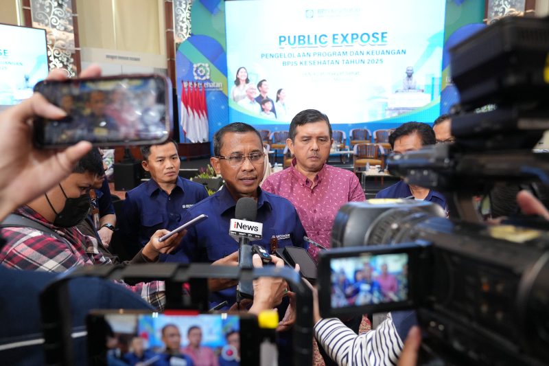 Direktur Utama BPJS Kesehatan memberikan keterangan kepada awak media usai Public Expose Laporan Pengelolaan Program dan Laporan Keuangan BPJS Kesehatan Tahun 2025 di Jakarta, Kamis (2/7/2026). Dalam kesempatan itu, BPJS Kesehatan mengungkapkan jumlah peserta Program JKN telah mencapai 282,7 juta jiwa hingga akhir 2025.