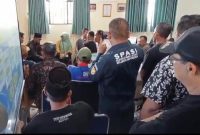 Puluhan warga Desa Muktiwari menghadiri audiensi di SMP Negeri 7 Cibitung guna menyampaikan aspirasi agar Pemerintah Kabupaten Bekasi melalui Dinas Pendidikan menambah rombongan belajar dan kapasitas ruang kelas demi memperluas akses pendidikan bagi siswa di wilayah setempat.