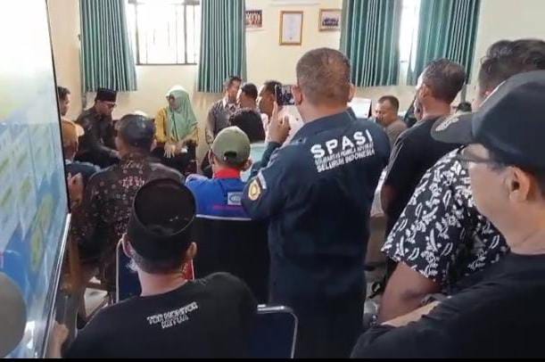 Puluhan warga Desa Muktiwari menghadiri audiensi di SMP Negeri 7 Cibitung guna menyampaikan aspirasi agar Pemerintah Kabupaten Bekasi melalui Dinas Pendidikan menambah rombongan belajar dan kapasitas ruang kelas demi memperluas akses pendidikan bagi siswa di wilayah setempat.