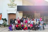 Puluhan peserta berfoto bersama usai mengikuti kegiatan Zumba bertajuk Move, Sweat & Smile di Tbene Social Coffee & Kitchen, Bogor, Minggu (5/7/2026). Acara hasil kolaborasi dengan ZIN Rara ini mengajak masyarakat menerapkan gaya hidup sehat sekaligus mempererat kebersamaan antaranggota komunitas.
