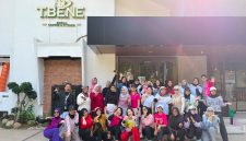 Puluhan peserta berfoto bersama usai mengikuti kegiatan Zumba bertajuk Move, Sweat & Smile di Tbene Social Coffee & Kitchen, Bogor, Minggu (5/7/2026). Acara hasil kolaborasi dengan ZIN Rara ini mengajak masyarakat menerapkan gaya hidup sehat sekaligus mempererat kebersamaan antaranggota komunitas.