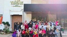 Puluhan peserta berfoto bersama usai mengikuti kegiatan Zumba bertajuk Move, Sweat & Smile di Tbene Social Coffee & Kitchen, Bogor, Minggu (5/7/2026). Acara hasil kolaborasi dengan ZIN Rara ini mengajak masyarakat menerapkan gaya hidup sehat sekaligus mempererat kebersamaan antaranggota komunitas.